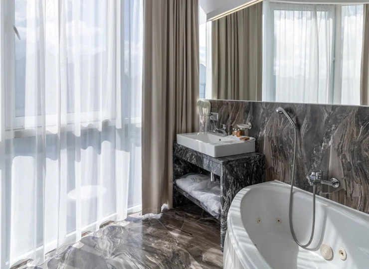 W łazience apartamentu mieści się wanna