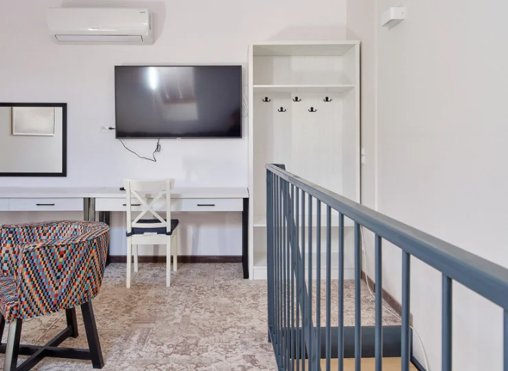 W sypialni jest dodatkowy telewizor