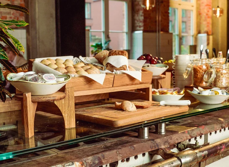 Bufet wystawiany na starej płycie robi wrażenie