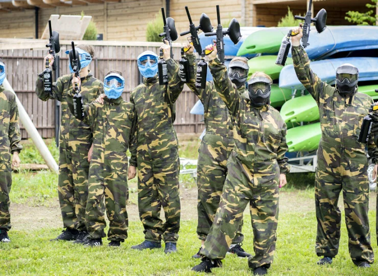 Na terenie obiektu można zagrać w paintball