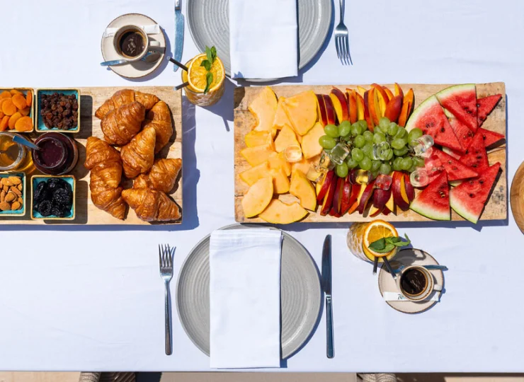 Hotel przygotowuje dla gości śniadanie i obiadokolację w formie bufetu