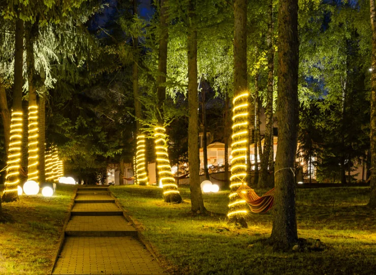 Klimatyczne oświetlenie uprzyjemnia wieczorne spacery