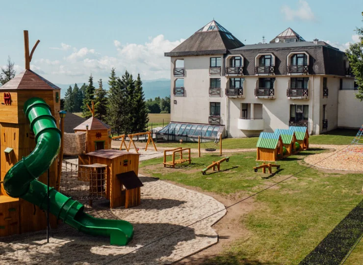 Są tu zjeżdżalnie, domki do zabawy i wieże do wspinaczki