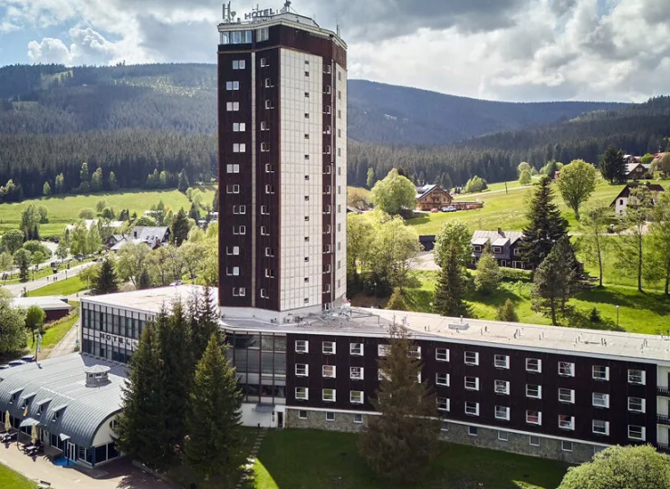 Hotel ma kształt wysokiej wieży, dzięki czemu pokoje oferują widok na góry