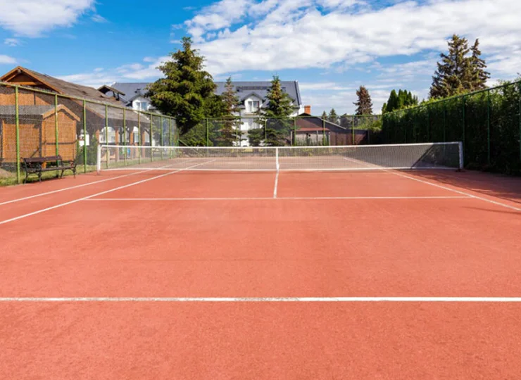 Hotel posiada także profesjonalny kort tenisowy