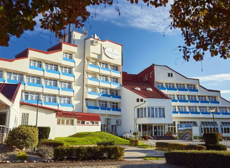 Składa się z głównego budynku hotelowego i wolnostojących domków z apartamentami