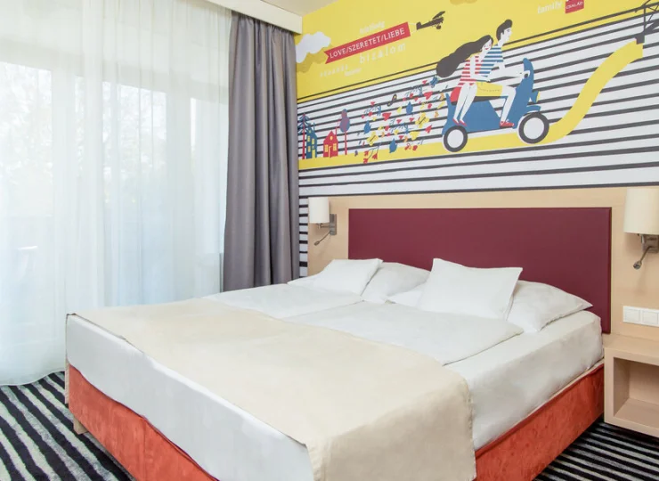 W każdym pokoju jest sejf, mikrofalówka, minibar, szlafroki dla dorosłych