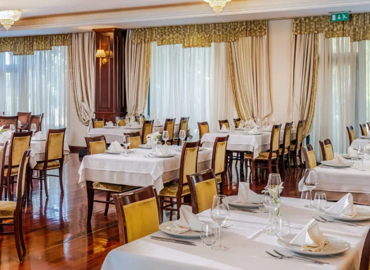 Hotelowa restauracja specjalizuje się w międzynarodowej kuchni