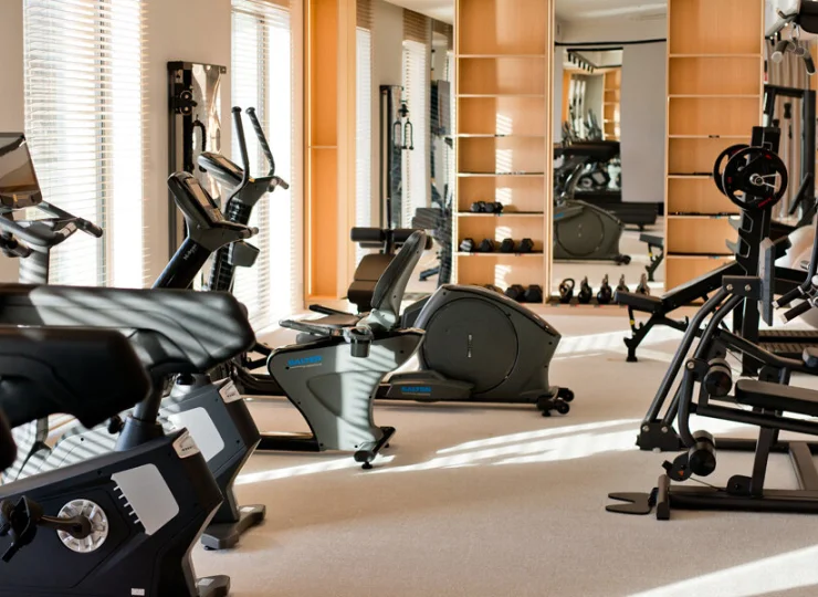 Siłownia jest wyposażona w różnorodny sprzęt