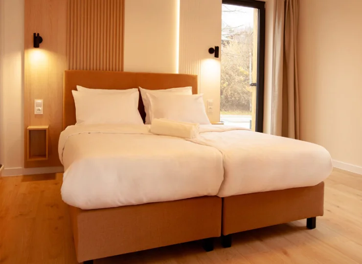 Sypialnia z podwójnym łóżkiem w apartamencie