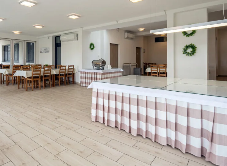 Śniadania i kolacje są podawane w formie bufetu