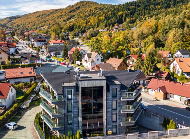 Z okien apartamentów rozpościera się widok na panoramę gór