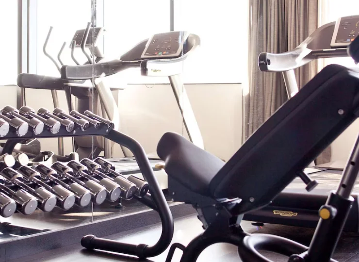 Jest tu dostępna też wewnętrzna, klimatyzowana siłownia
