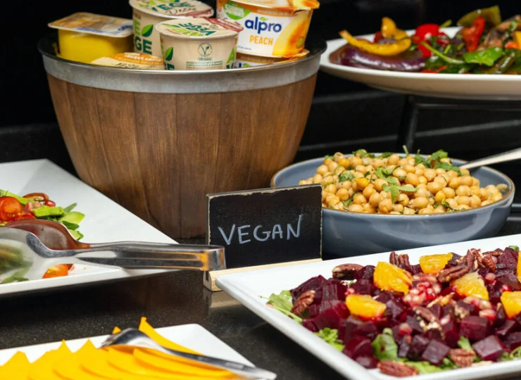 Starannie są przygotowane zarówno posiłki z menu, jak i bufetowe śniadania