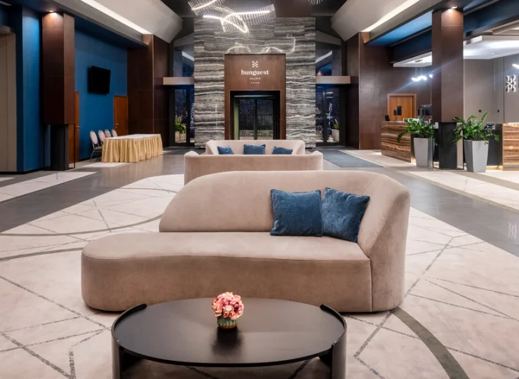 Recepcja hotelowa jest dostępna całodobowo