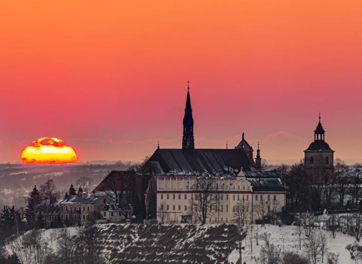 Obiekt znajduje się po drugiej stronie Wisły względem zabytkowego Sandomierza