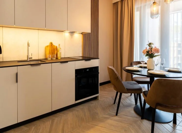 W każdym apartamencie jest pokój dzienny z aneksem kuchennym