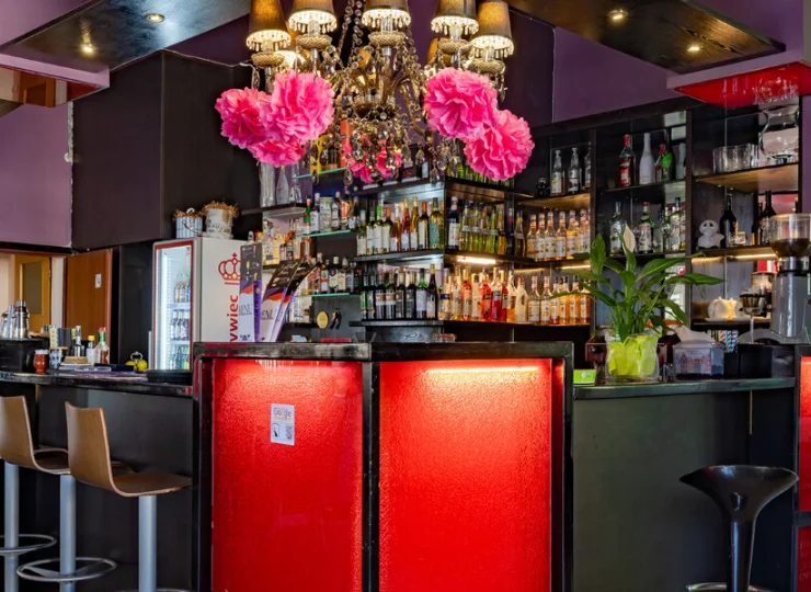 W barze można zamówić zarówno napoje zimne i gorące jak też rozmaite koktajle