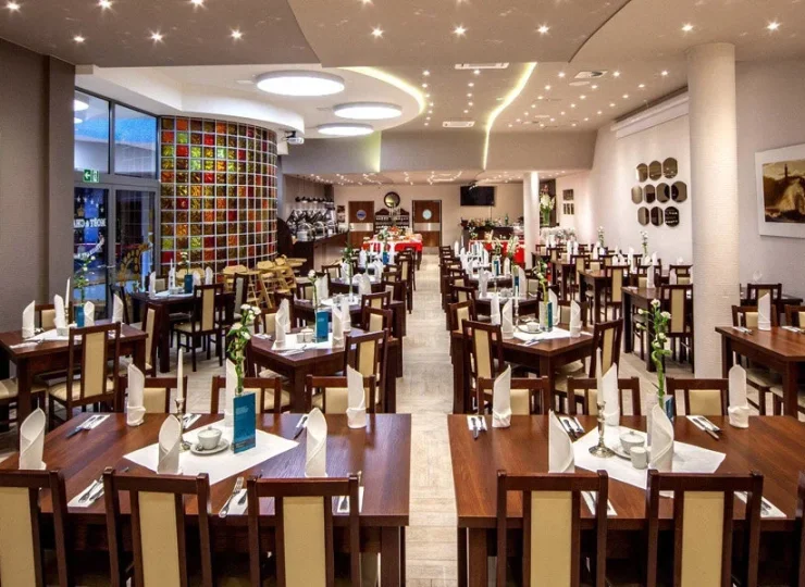 Śniadania i obiadokolacje są podawane w restauracji w formie bufetu