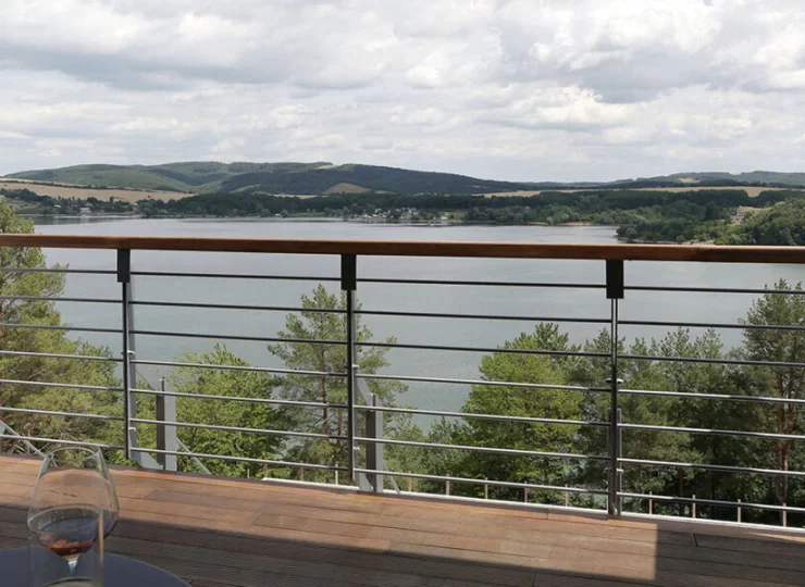 Balkon z widokiem na jezioro i Pogórze Ondawskie