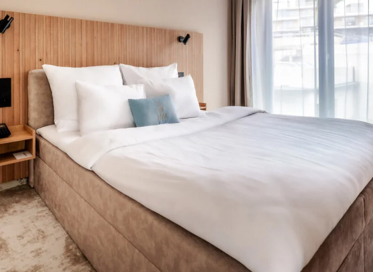 Sypialnia z podwójnym łóżkiem w apartamencie