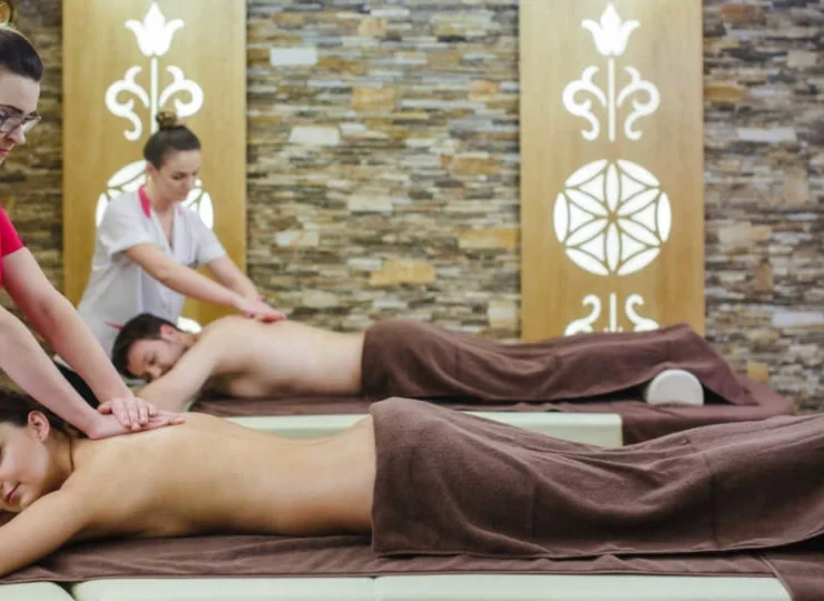 Osoby spragnione relaksu mogą skorzystać z szerokiej oferty masaży