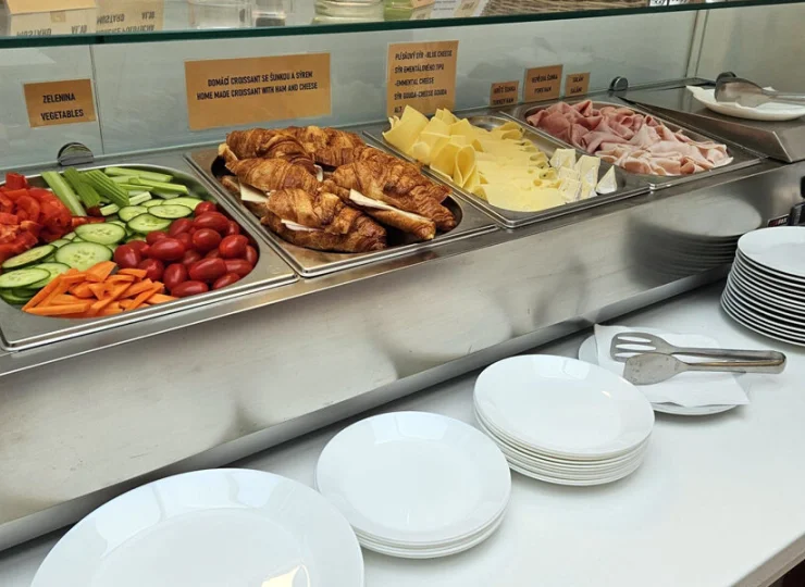 Do wyboru warzywa, sery, wędliny