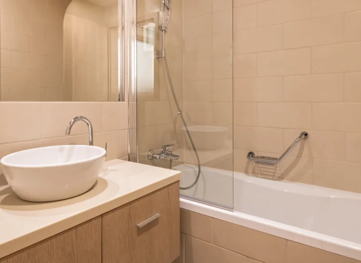 Łazienka w apartamencie deluxe z wanną i prysznicem w wannie