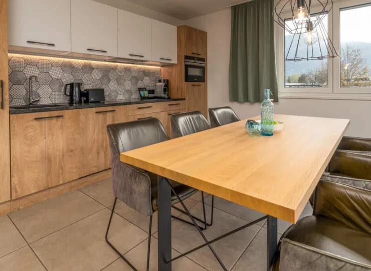 Z kuchnią sąsiaduje duży i wygodny stół jadalniany