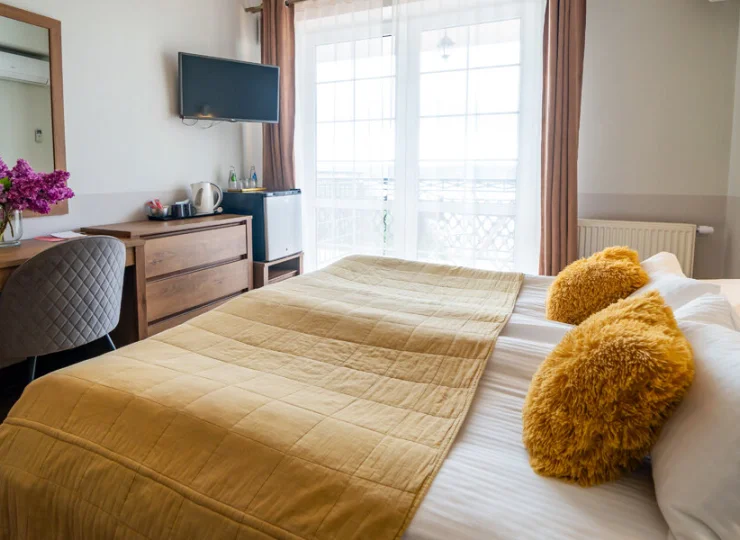 Na gości czekają tu wygodne pokoje nad jeziorem