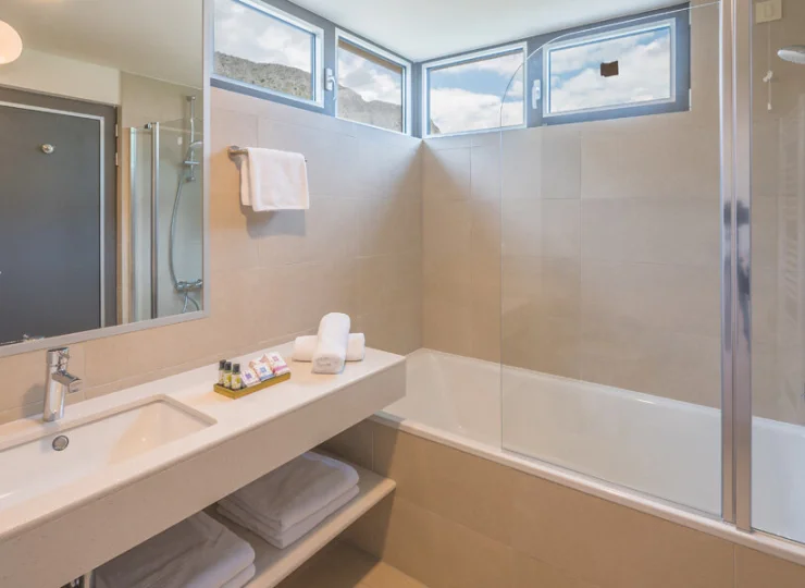 W większości łazienek jest prysznic, ale w niektórych jest wanna