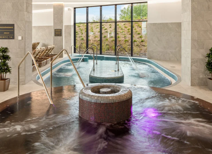 W basenach są strefy z jacuzzi i bąbelkami wodnymi