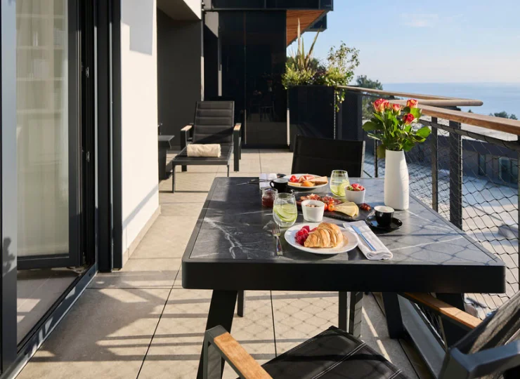 Część apartamentów ma balkon/taras z widokiem na morze