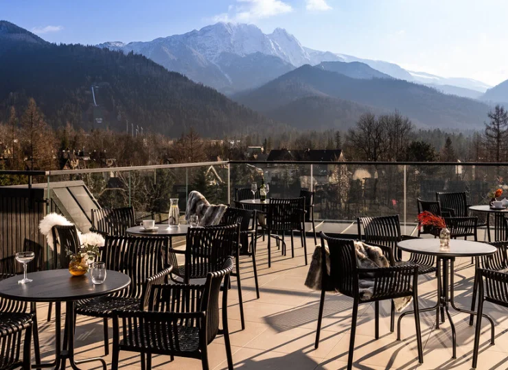 Aparthotel posiada widokowy taras z cudowną panoramą Tatr