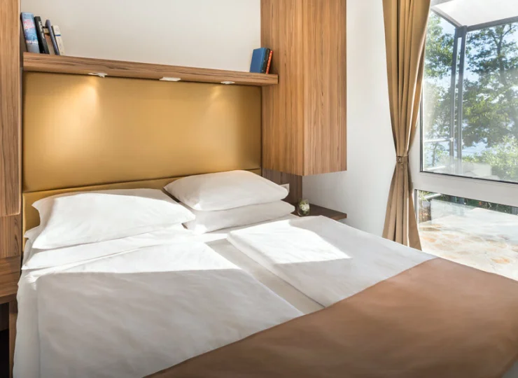 Comfort Holiday Home ma sypialnię z podwójnym łóżkiem i drugą z 2 łóżkami 1-os.