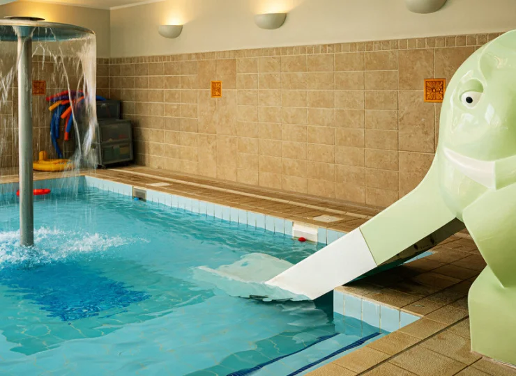 W basenie dla dzieci jest zjeżdżalnia i wodny grzybek