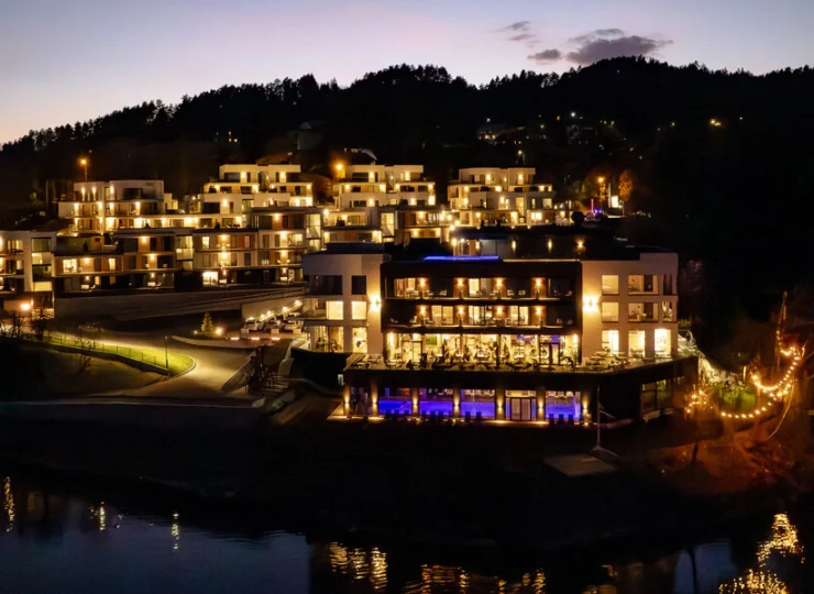 Widok resortu nocą