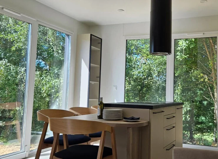 Aspen Prime House to wygodny domek z dużymi przeszkleniami