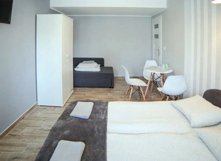 Pokój 3-osobowy comfort na parterze ma bezpośrednie wyjście do ogrodu