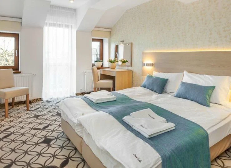Wnętrza są wyposażone w TV, WiFi, sejf, lodówkę i zestaw do kawy i herbaty