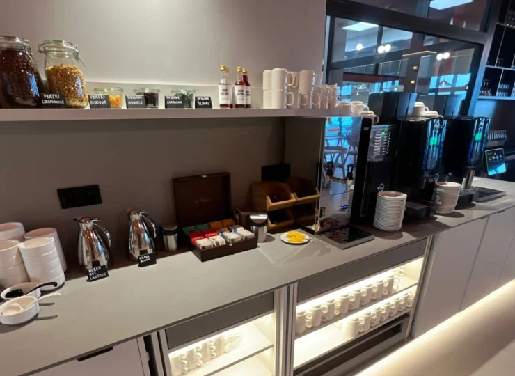 Bufet zawiera stacje dla kawoszy i miłośników płatków śniadaniowych