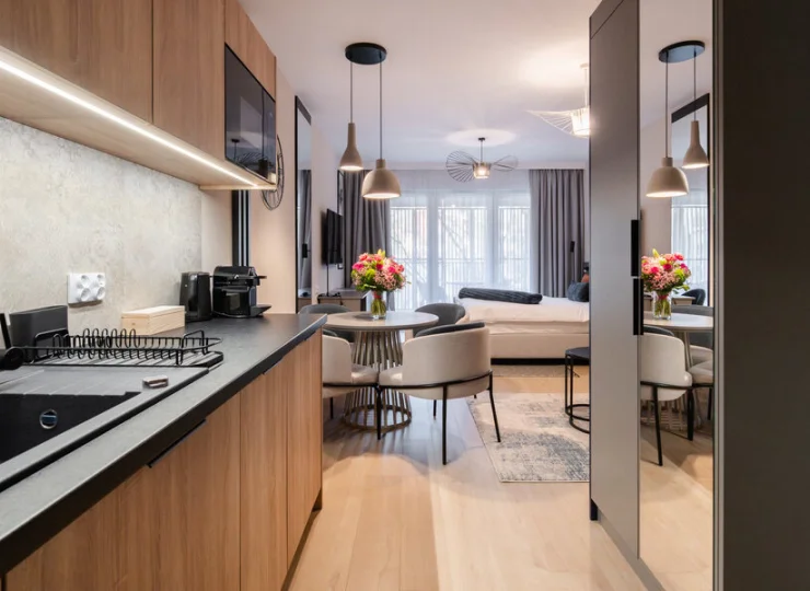 W pokojach standard aneks kuchenny umieszczono w przedpokoju