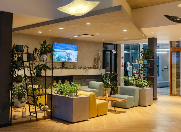 Wnętrza hotelowe są przestronne, wygodne i przyjemnie urządzone