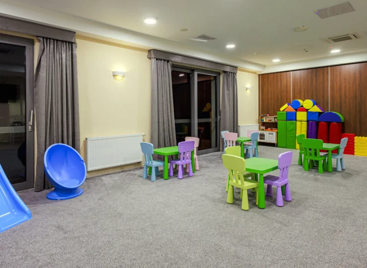 W sali zabaw są bezpieczne zabawki i sprzęty dla najmłodszych gości