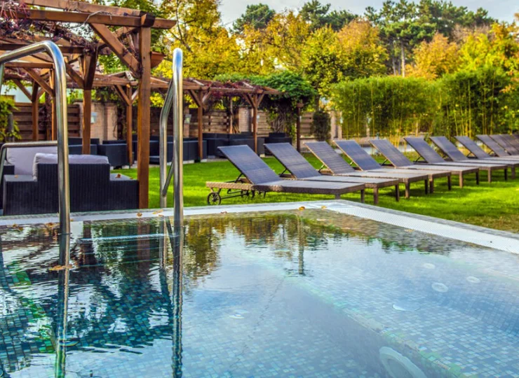 W ogrodzie jest basen z hydromasażem oraz leżaki