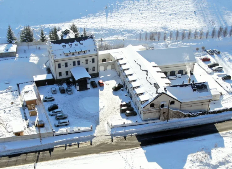 Pałac znajduje się w niewielkiej i zacisznej miejscowości