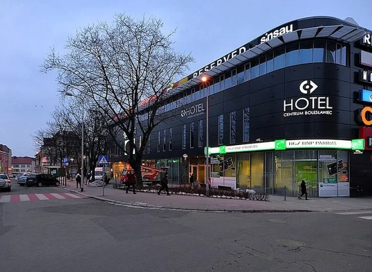 Hotel Centrum Bolesławiec jest zlokalizowany w budynku galerii handlowej
