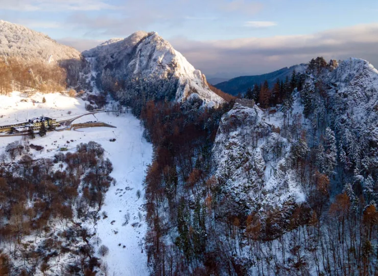 Hotel oferuje magiczny widok na ruiny Zamku Vrszateckiego