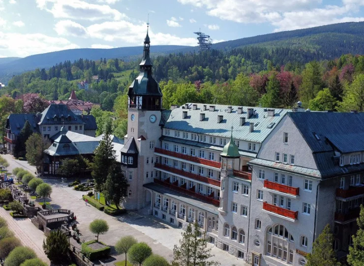 Jest pięknie położony w sudeckim uzdrowisku