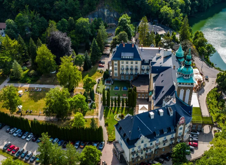 Hotel Palota leży nad jeziorem Hámori